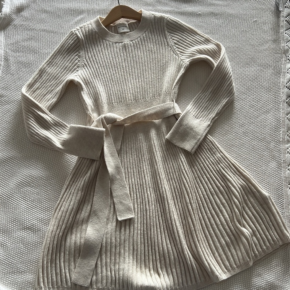 Abercrombie Cream Ribbed Sweater Dress
Belted, crew neck long sleeves 7/8 years
